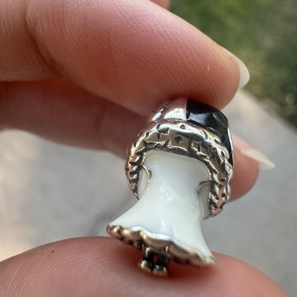 Pandora x Disney Cruella De Vil Charm – 101 Dalmatians - Picture 5 of 11